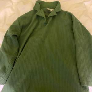 En ljus grön stor tröja från secondhand perfekt som sov tröja
