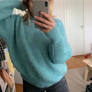 Stickad tröja  - Turkos stickad tröja med glittriga detaljer från gina tricot. Endast använd en gång. Köpt för 399:-. Säljer den för 150:-. Köparen står för frakten. 