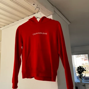 Ck hoodie  - Ck hoodie i nyskick! Kan inte hitta att den går och köpa mer jag köpte den på zalando förra året men den har bara kommit till användning ca 2 gånger! Storlek xs passar även S💗 frakt tillkommer på 66kr