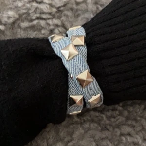 Armband - Egengjort dubbelt blått jeansarmband med nitar🌟 för perfekt passform mät din handled så tillverkar jag efter dina mått.  Ps frakten blir billigare om jag postar med frimärken😉