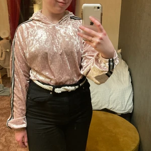 Kappahl hoodie strl 170/XS/S - Jättefin tröja som skimrar riktigt fint. Säljer då den inte är min stil och hoppas den får komma tilll användning för någon annan☺️