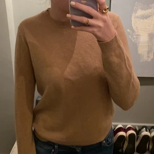 Kashmir tröja - Säljer denna 100% Kashmir tröja i strl M som är använd ca 3 gånger. Helt i nyskick, ord. Pris 1600kr💕