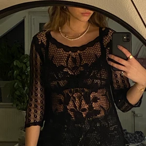 Svart spetströja - Säljer denhär balla tröjan i både vitt och svart (se på min sida) ! Som ni ser är den genomskinlig och behöver en undertröja vilket gör det sjukt snygg till layering💚💚 Riktigt snyggt mönster på magen och runt halsen med en dragkedja i nacken:) Skriv för fler bilder eller frågor, köparen står för frakten📦📦