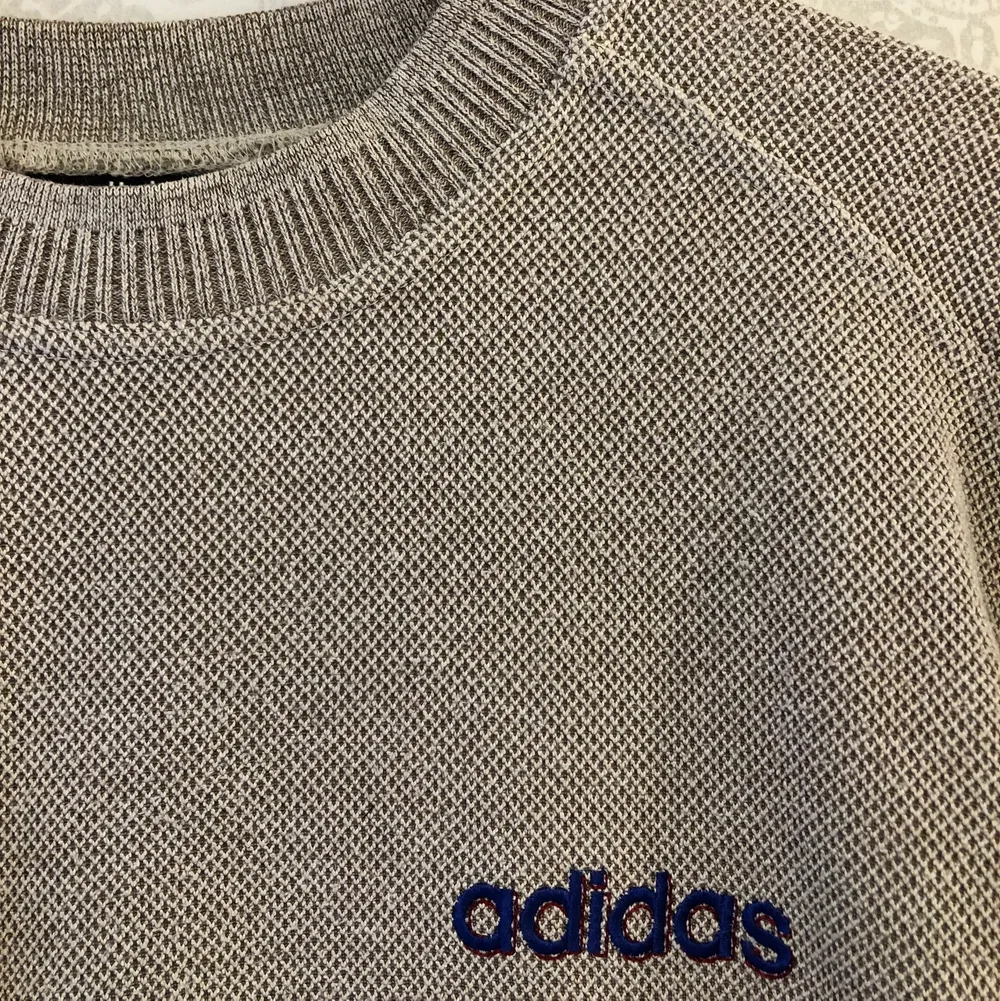 Riktigt cool grå/brun vintage adidas tröja! Är i storlek S men sitter oversized. Köpt på humana men är i bra skick. Säljer då den inte längre kommer till användning. Skriv för fler bilder!💗. Tröjor & Koftor.