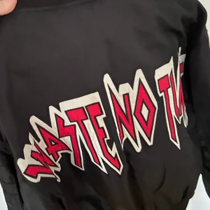 Bomber Jacka - Stor i storleken, väl använd. Nopprig på kragen (se bild) ✨