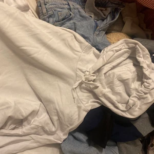 Vit oversize hoodie - Jättemysig vit hoodie, vid smidigt köp kan jag sälja för 90kr💓💓💓