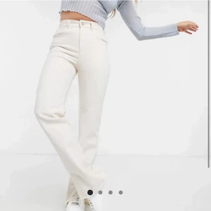 Vita jeans - Super snygga vita raka jeans med slits från pull & bear. De är i storlek 34. En av de bästa vita jeansen då de inte alla är genomskinliga men måste sälja då de börjar bli för små på mig. De är avklippta ungefär 5 cm. 💕