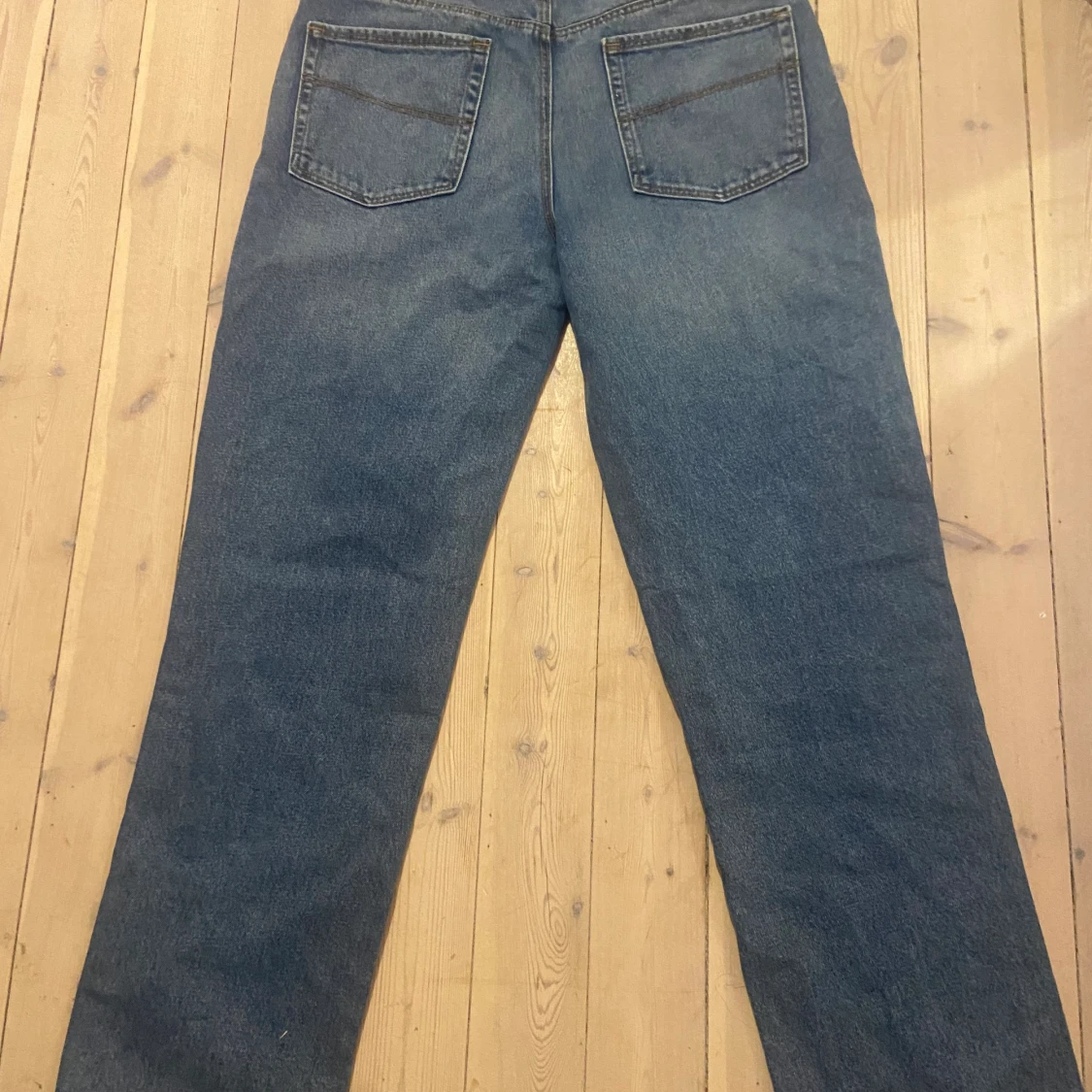 Blå jeans med medelhög midja - 91