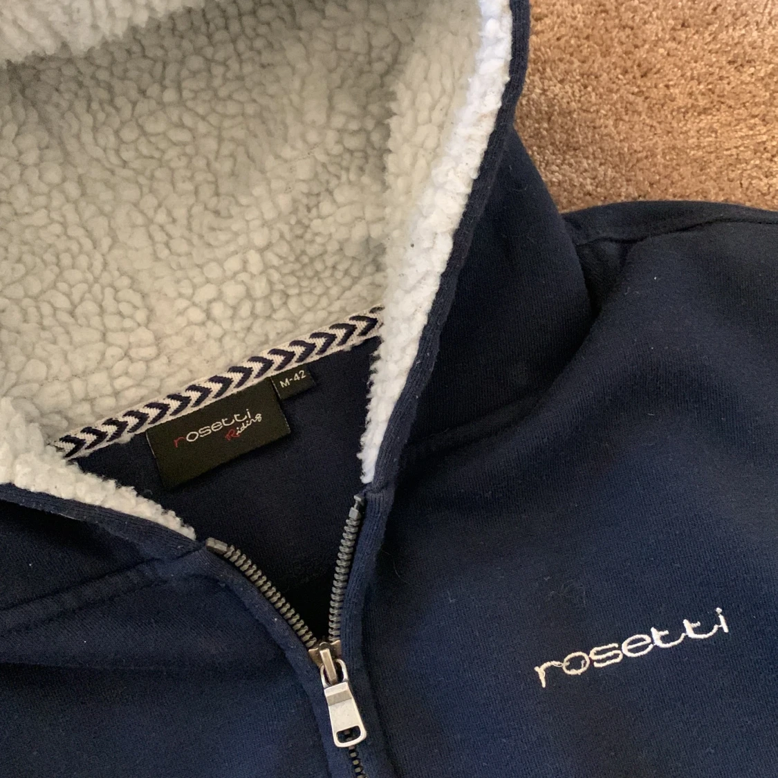 Mörkblå luvtröja i storlek M  - 91