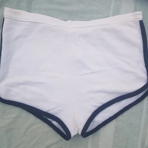 Vintage Retro Shorts, 70 tal 80 tal 90tal - Fina retro shorts från 70/80 talet. Dom kan behöva lite kärlek, Man skulle lätt kunna sätta i ett snöre eller resår band i midjan om man vill Strl: M-XL/L beroende på hur man vill att dom ska sitta. Mått: Midja: 96 cm, Längd på sidan: 29 cm Gren: 38 cm