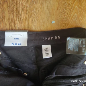 Splitternya jeans stl 32 - Jag passade icke i dessa men vet att någon där ute kommer att segla fram i dessa shapingjeans från HM, hög midja och slimfit. Mycket roligare att glädja någon här istf att returnera som är så trist!