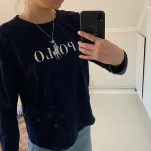 Ralph Lauren tröja storlek L - Söt, tunn, mörkblå tröja från Ralph Lauren, står att den är i storlek L men sitter som en XS, S på mig (170cm). Använd en gång men annars superfin! 100kr