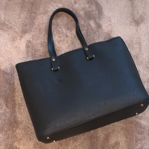 Väska - Bra skick, använd några gånger, rymlig och snygg, innerfickor och står stabilt på marken 