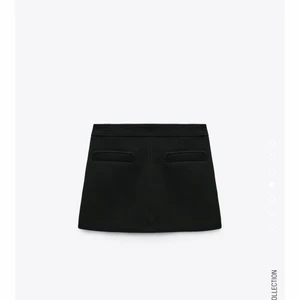 Zara kjol - Säljer denna populära slutsålda svarta kjolen ifrån zara, den är i storlek S🥰 hör av er för mer bilder💓