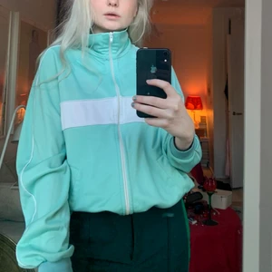 Zip kofta - Jätte fin 80-tals zip kofta i pastell färger. 80% bomull. 