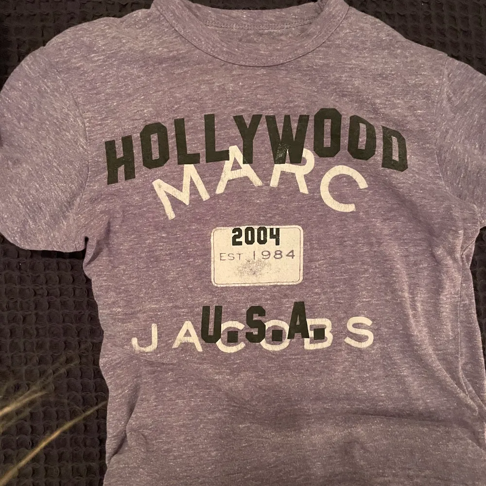 Så himla cool Marc Jacobs tröja i en lila färg💜😍 . T-shirts.