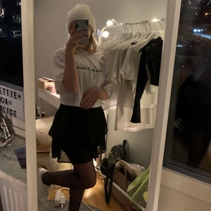 TRÖJA!💚 - En snygg tröja från H&M!🤩Snygg till en svart kjol🤍Skriv förslag på pris om känner för de!💗