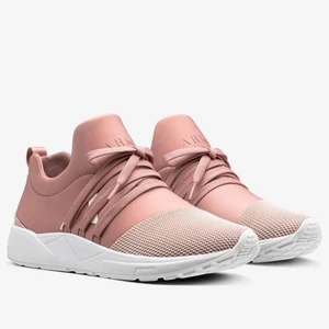 Sneakers  - Arkk copenhagen, inköpta i Danmark för 1200kr. Oanvända och ligger i orginalkartongen, endast testade men kom aldrig till användning pga för liten storlek.  