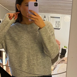 Stickad tröja - Verkligen så skön, grå stickad tröja från H&M. Fin över en klänning eller kjol. Frakt ingår ej❤️