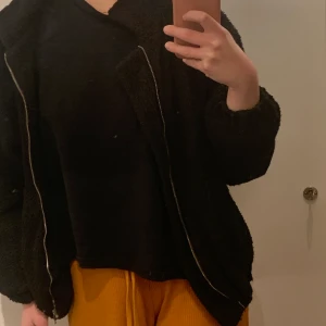 Jacka med blixtlås stlk M köpt på Zaful - Använd men i bra skick. Jacka från Zaful