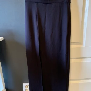Kjol - Säljer min kjol från Bikbok som har slits på sidan. Säljer pga att jag tycker den är lite för kort. Säljer för 100 kr + frakt🤍