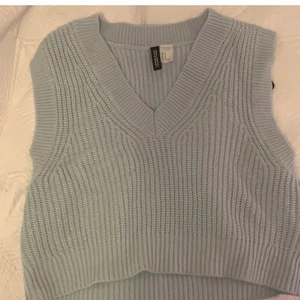 Blå stickad väst - Jättefin blå stickad väst från hm som köptes förra vintern och säljs inte längre i butik💗 Sparsamt använd och inga defekter. säljer i både strl S och M, på andra bilden har jag på mig M🤍