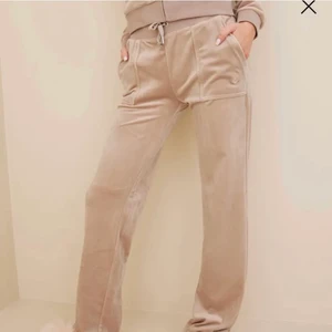 Juicy couture byxor  - Säljer mina fina juicy byxor i färgen Warm taupe, Storlek S. Den sista e min egna bild men kan skicka fler. 