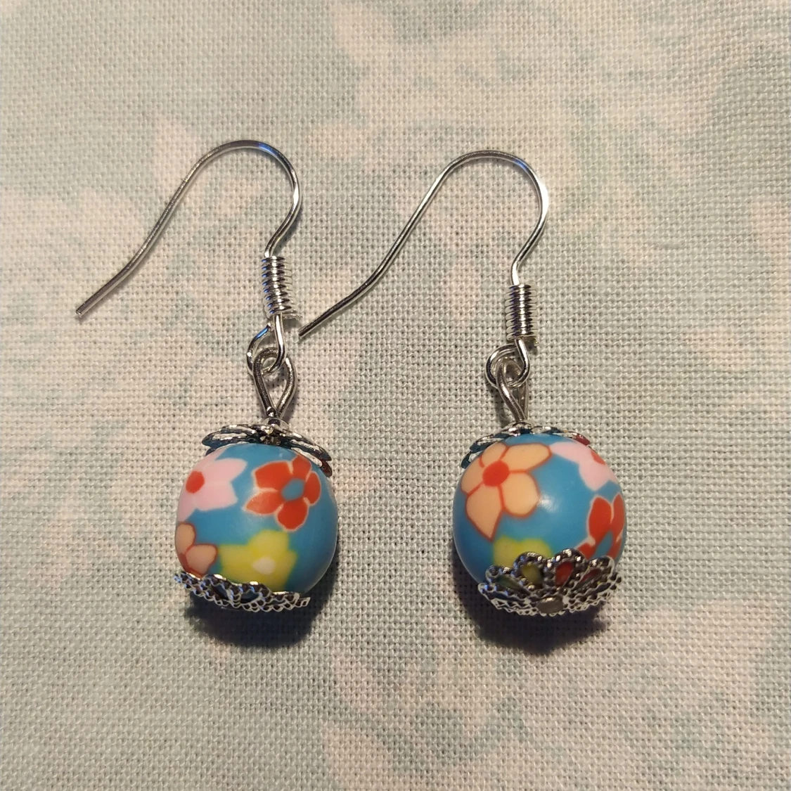 Örhängen med blommig pärla