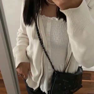 Stickad vit zip tröja  - Köpt här på plock men var inte riktigt min stil! Knappt använd, fin och ha över toppar och liknande! 