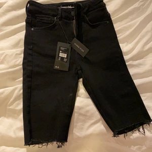 Jeansshorts - Aldrig använda. Lappen kvar. Bra stretchigt material 