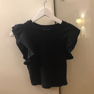 Topp från zara - Intressekoll på denna jättefina topp från zara i storlek S. Får inte mycket användning av den därför lägger jag upp den, har även en likadan i vit☺️ den svarta är såld🥰 köparen står för frakten!!💕