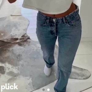 Zara jeans the mid waist straight - Säljer dessa helt slutsålda jeansen från zara med lapen kvar, aldrig andvända.💛 Två första bilderna är lånade.