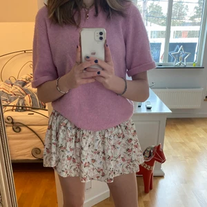 Shien kjol  - En jette fin kjol ifrån shien som var tyvärr lite för stor, men är i bra skick. Det står att kjolen är storlek XS men jag skulle säga att det var S. Den sitter åt i midjan men är ganska lång i längden. Skriv priv för mer bilder 