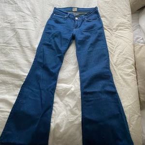 Lee jeans - Säljer dessa skitsnygga o vintage lee jeans. Dem är i modellen flare. Supercoola 70 tals jeans som är stretshiga och mid-Low waisted ❤️ köparen står för frakt