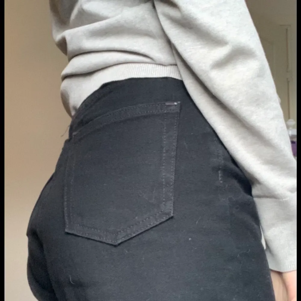 Ett par jättesnygga och trendiga svarta Monki jeans. Är i storlek 24 och är i modellen Yoko- alltså är de vida och högmidjade 💗 De är i jättebra skick, endast använda ett par gånger! Köptes för 400kr, inga slitningar eller hål. Köparen står frakten, betalning sker via Swish!. Jeans & Byxor.