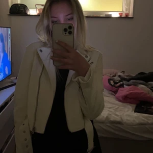 Jacka - Vit jacka från bikbok i strl S, typ mocka material, endast använd nån enstaka gång 