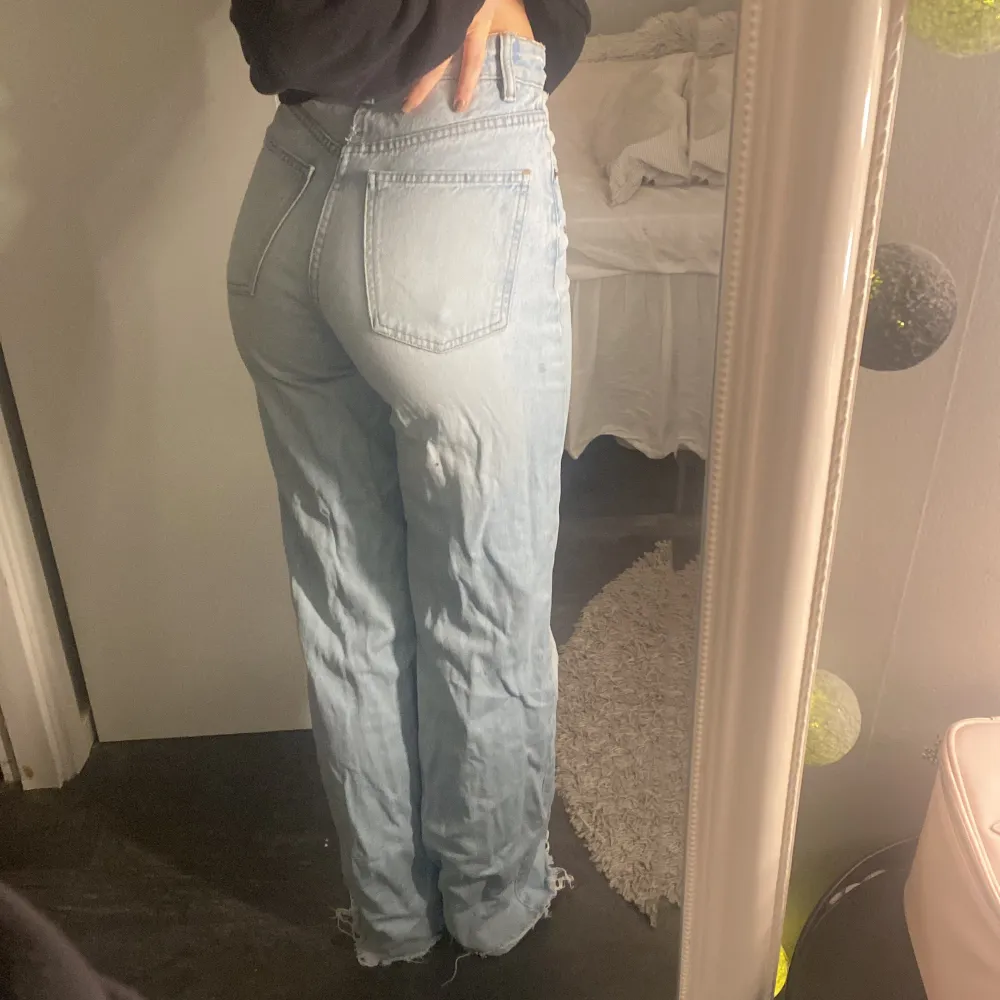 högmidjade jeans från zara i storlek 36 passar mig perfekt och jag är 172cm lång💓mycket bra skick använda fåtal gånger därav säljer jag dom💓köpare står för frakt . Jeans & Byxor.