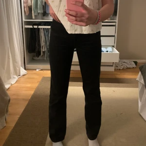 Svarta jeans -  Jättefina jeans från Weekday använda två gånger och i bra skick! Modellen på jeansen är rowe och dom är i storlek 27/32 och sitter superfint på mig som i vanliga fall har 36/38 i jeans!