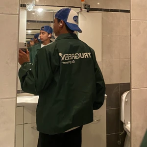 Vintage windbreaker  - Vintage windbreaker i en lite mindre L köpt på beyondretro. Pris kan diskuteras, buda!!