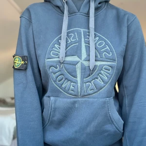 Stoneisland hoddie  - Säljer denna marinblå stoneisland tröja den är FAKE men det är bra kvalitet många tror den är äkta. Köpt i Turkiet 😜