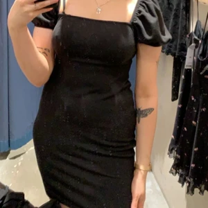 Klänning - Klänning med söta puff-ärmar från Urban Outfitters. Använd ett fåtal gånger och i fint skick! 