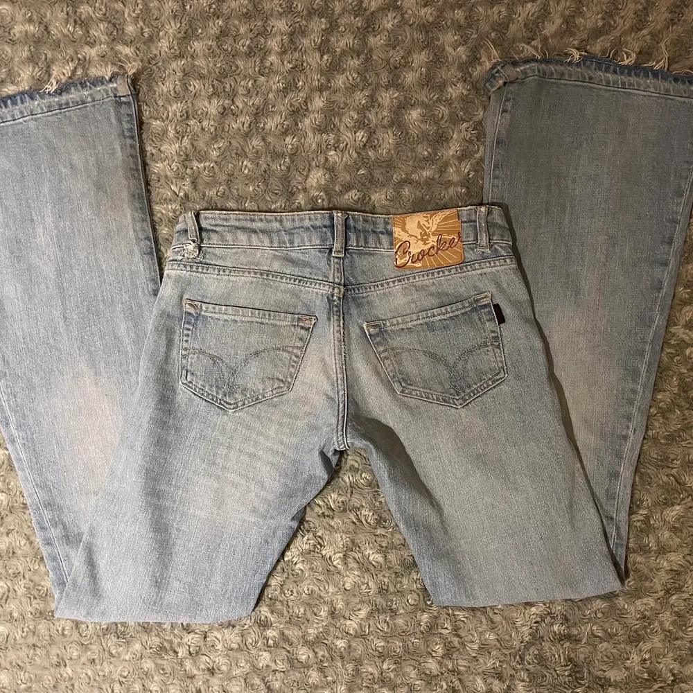 Lågmidjade bootcut jeans från crocker💓💓 skitsnygga men dom har tyvärr blivit för små, midjemått 39 mätt rakt över och innerbenslängd 83/84. Jeans & Byxor.