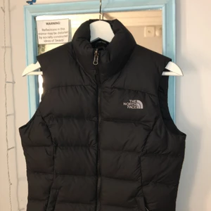 Svart north face väst  - En skitsnygg the north face 700 väst, knappt använd så i jättebra skick! Annons kvar= vara kvar. Skulle säga att den även passar S. Köp direkt för 900