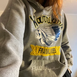 Hoodie - Superfin och mysig hoodie som är köpt här på plick, kommer inte till användning så säljer den! <3 Är i storlek Large men sitter som en S/M!