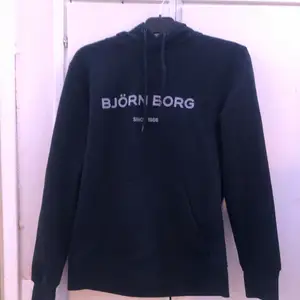 Svart Björn Borg hoodie som är super skön och varm 🥰