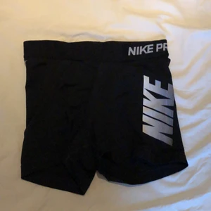 Nike träningsshorts - Svarta träningsshorts från Nike i storlek XS. Ganska noppriga på insidan av resåren pga tvätt. 