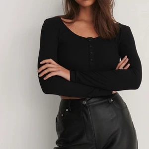 Söt topp - Super söt ribbad crop top från nakd. I nyskick!