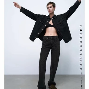 Zara mid Rise straight jeans  - Jag säljer mina jättefina zara jeans som tyvärr är väldigt långa och lite stora på mig som är ca 160 lång❤️ de är inte höga men heller inte låga i i midjan ❤️ lägsta pris jag säljer de för är 200 kr + frakt ❤️ använda ca 3 gånger ❤️