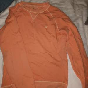 Fin GANT Sweatshirt i använt men fint skick. Inga hål eller liknande. Färgen är orange/peach