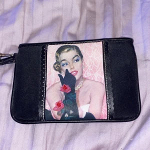 söt liten ”purse”! - fin och unik plånbok eller miniväska, perfekt skick utom dragkedjan som inte har någon större del att dra i (sista bilden). Trycket med pärlor är på båda sidor och inga pärlor har lossnat. Min telefon (iphone 11) får inte plats i den, men en mindre skulle nog gå i. Men nycklar, kort, pengar osv passar perfekt! 60kr + 26kr frakt = 86kr totalt eller mötas i Uppsala!